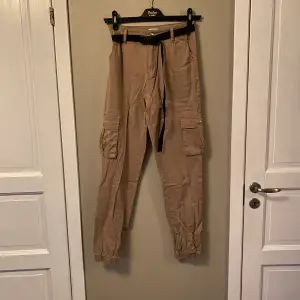 begagnade beiga madlay cargo pants ”inklusive skärp” vid intresse kan fler bilder skickas 