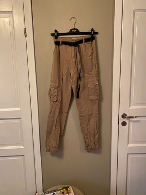 madlady cargo pants - begagnade beiga madlay cargo pants ”inklusive skärp” vid intresse kan fler bilder skickas 