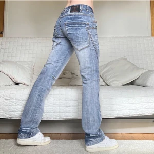Lågmidjade Jeans - Säljer dessa coola lågmidjade jeans, står storlek W32, skulle säga att de snarare passar storlek 36 eller 38. 86cm midja och 82cm innerbenslängd❤️ Jag på bilden är storlek 38 och 172cm lång🥰