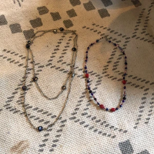 Smycken-halsband  - Det långa halsbandet kostar 65kr och det andra kostar 50✨