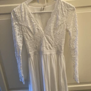 Spetsklänning Nelly trend - Fin kort klänning med spets upptill. Stl 34. Skriv gärna om ni är intresserade💗