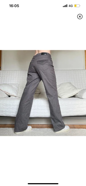 Grå Byxor - Säljer dessa grå byxor i storlek 42, 88cm midja och 80cm innerbenslängd. Några få stenar saknas på bakfickorna❤️ Jag på bilderna är 172cm lång och brukar bära storlek 38💕