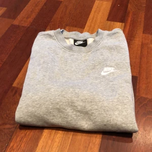 Nike sweatshirt  - Använd men inga defekter och bra kvalitet, ljusgrå
