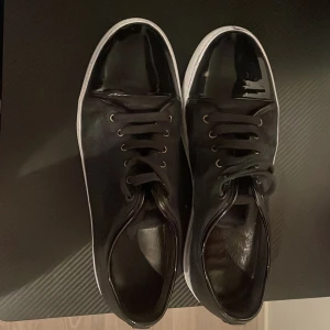 Lanvin - Tjena! Säljer nu dessa lanvins. Har inte användt dem sedan i 1,5 månad tillbaka. Skorna säljs i befentligt skick! Vid köp ingår box! Hör av er vid minsta lilla fråga!