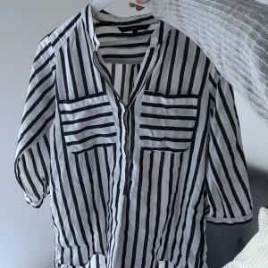 Randig skjorta  - Randig skjorta från Vero Moda, använd ca. 2 ggr🥰