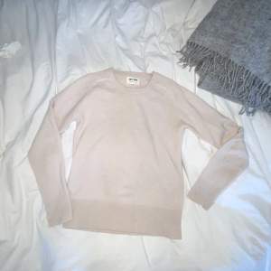 Ljusrosa/beige Kashmir tröja från softgoat. Använd några gånger men är i fint skick. Säljer då jag fick i den i present och den inte kommit tillräckligt mke till användning.