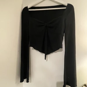 Svart tröja med lång ärm - Köpt på second hand 🤍 står inget märke i den