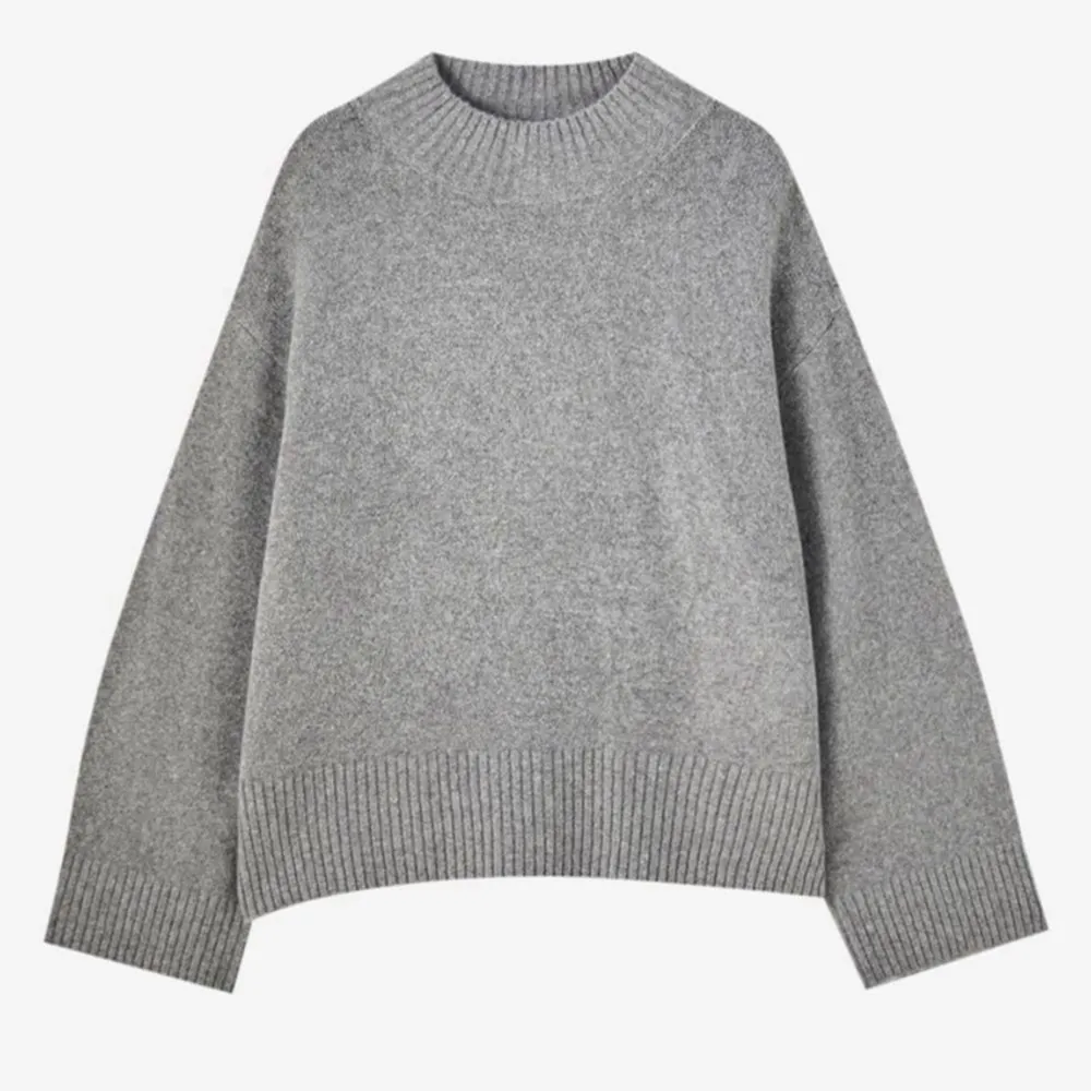 Säljer den här stickade tröjan från Pull&Bear pågrund av att den inte kommer till användning! Andnöd ett par fåtal gånger men den är som ny! Säljer för 200kr, pris kan diskuteras!💗 (Obs köparen står för frakten!). Stickat.