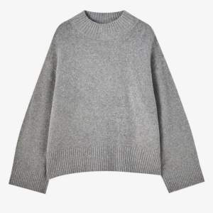 Säljer den här stickade tröjan från Pull&Bear pågrund av att den inte kommer till användning! Andnöd ett par fåtal gånger men den är som ny! Säljer för 200kr, pris kan diskuteras!💗 (Obs köparen står för frakten!)