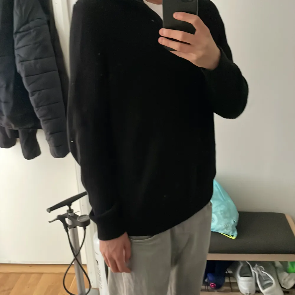 Säljer en helt ny halfzip som är i bra kvalite. Nypris: 600kr Mitt pris: 250kr. Stickat.