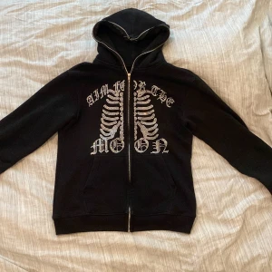 AIM FOR THE MOON RHINESTONE (sällsynt) - Slutsåld aim for the moon rhinestone zip-hoodie. Köpt av en vän för ungefär 2 månader sen. Bra skick, några rhinestone har dessvärre lossnat, men det syns knappt. Pris kan diskuteras.
