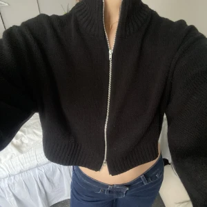 Svart kofta  - Svart kofta från H&M med dragkedjor som går att dra från båda håll, använd 1 gång💕