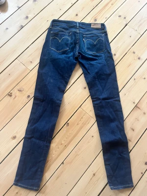 Levis  - Levis skinny mörkblå som nya 