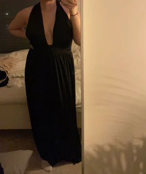 Balklänning - Svart långklänning från nelly i storlek 42, aldrig använd lappen sitter kvar