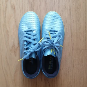 Fotbollsskor inomhus  - Stl.36, gott skick 