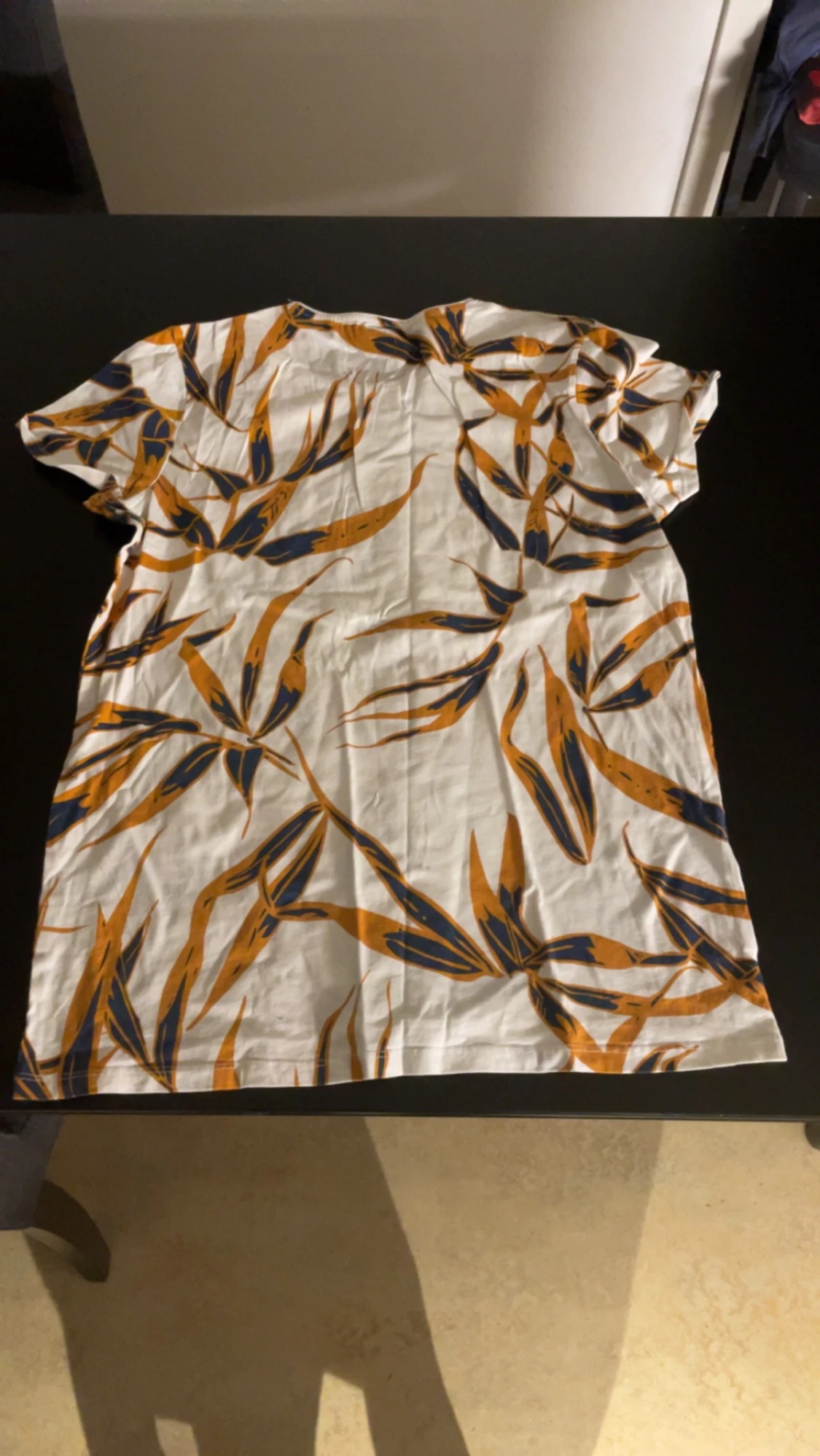 Vit t-shirt med löv mönster - 90