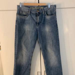 Straight leg jeans. Knappt använda och köpta på secondhand i London. Använd gärna ” köp nu” funktionen ❤️