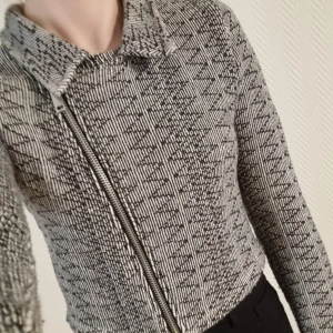 Kort kappa mönstrad - Kort kappa från gina tricot. Använt men bra skick. Säljes pga garderobsrensning. 