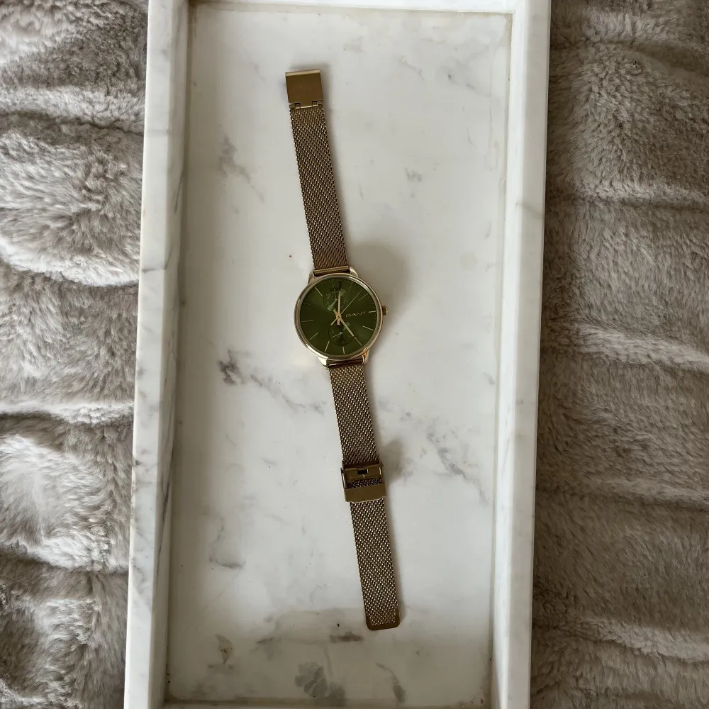 Säljer denna superfina Gant klocka med grön urtavla och guldfärgad länk. Helt oanvänd! Reglerbar länk. Nypris 1890kr. Accessoarer.