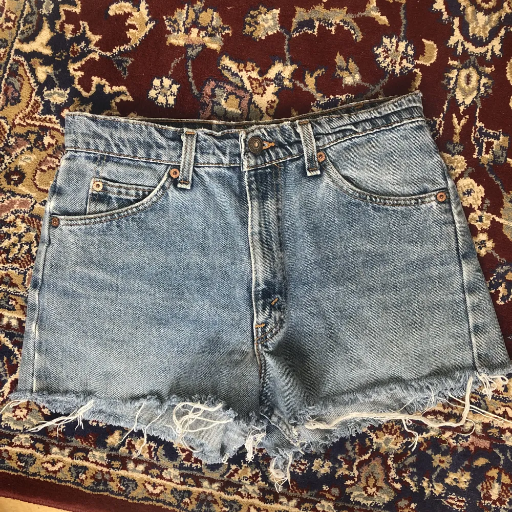 Korta jeansshorts från levis köpta secondhand. Midja mätt liggandes 36 cm.. Shorts.
