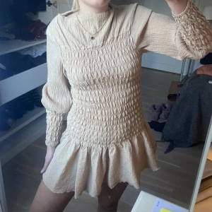 Klänning med volanger  - Så söt klänning med volang från hm💕 