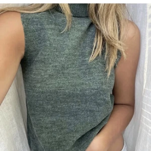 Polotröja från Zara - (Lånade bilder), säljer denna populära polo tröja från zara där även ett snöre i midjan medföljes. 150+ frakt