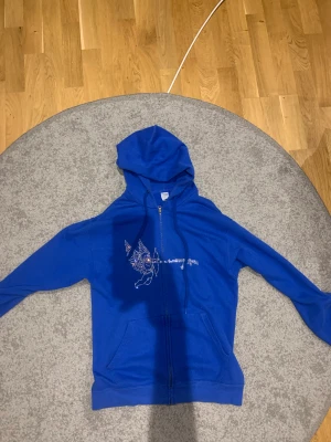 Bestyettocome rhinestone hoodie - Tja jag säljer min bestyettocome rhinestone hoodie som är i bra skick