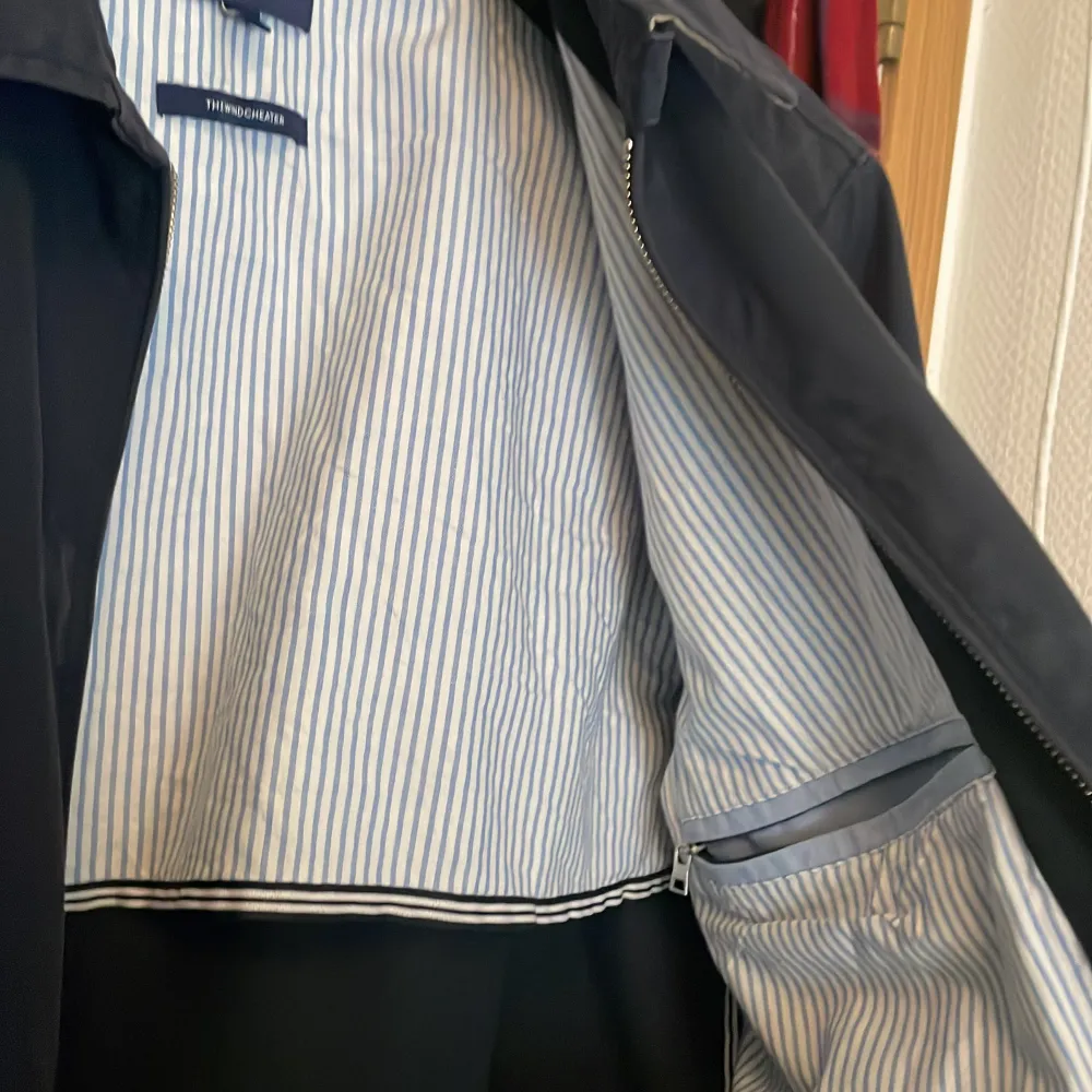 Fräscht plagg till lite svalare dagar. Lite Stockholmsstilsvibe ändå- passar till blåa jeans  och vit/ljusblå skjorta/tröja . Jackor.