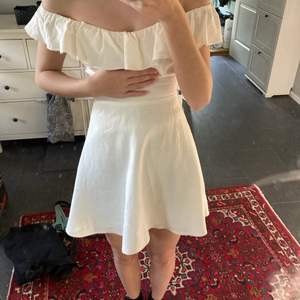 En vit klänning från Zara köpt för 3 år sedan. Endast använd 2 gånger så i fint skick! Passar så bra för avslutning och student🤍