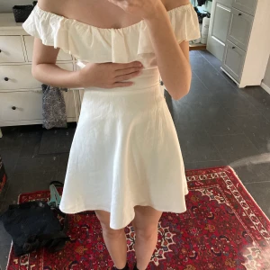 Vit klänning - Zara🤍🤍 - En vit klänning från Zara köpt för 3 år sedan. Endast använd 2 gånger så i fint skick! Passar så bra för avslutning och student🤍