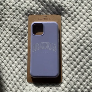 Brandy Melville mobilskal XR - Aldrig använt mobilskal från Brandy Melville. Fick det i julklapp 2020 men var till fel mobil. Aldrig tagit ut sklalet från förpackningen. Köptes för 132 men var också tvungen att betala frakt, så totalt priset var för 182. Säljer för 60+39kr frakt.🤩🎸⚡️💋