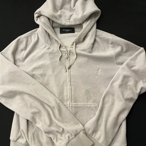 Juicy couture  - Säljer då den aldrig kommer till användning! Den är i bra skick använd bara några få gånger! Det är storlek L men på sista bilden kan ni se hur den sitter på mig som vanligtvis har xs-s💞