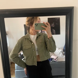 Grön jeansjacka  - Säljer mitt riktigt snygga gröna jeansjacka pga att den ej kommer till använding, den är köpt på Gina tricot. Den är inte använd så många gånger därför i toppskick. Priset kan diskuteras.