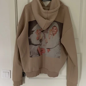 Alice & Bianca, hoodie  - Använd en gång, hela trycket kvar, stor i storlek 