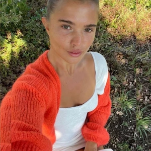 Orange kofta  - Fin orange stickad kofta, fint skick förutom en fläck på axeln ni ser bild 2 köpt secondhand💞