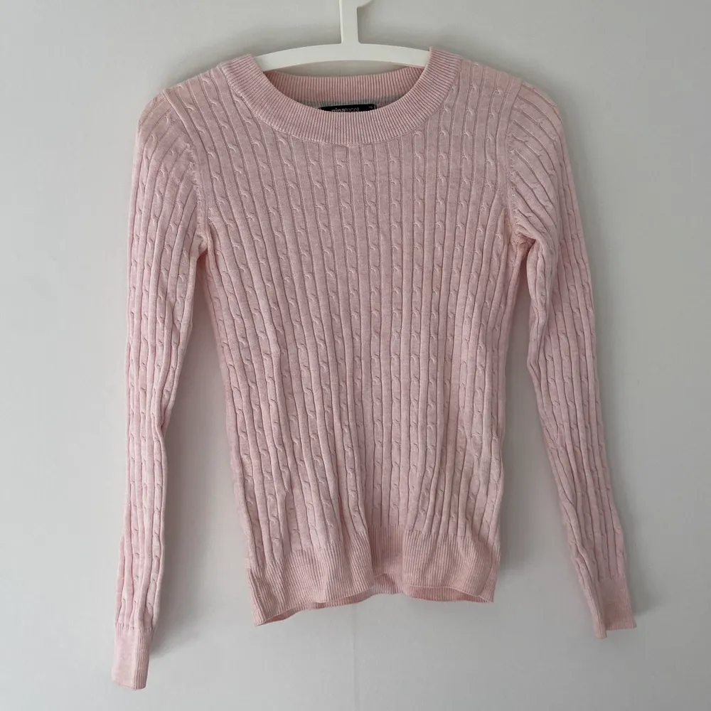 En fin ljus rosa stickad tröja som är nästintilll ny då den har används 1 gång innan. Storlek är xs men fungerar även som en storlek s. Bara att skriva vid frågor eller mer bilder . Tröjor & Koftor.