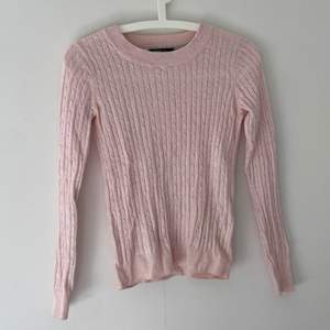 En fin ljus rosa stickad tröja som är nästintilll ny då den har används 1 gång innan. Storlek är xs men fungerar även som en storlek s. Bara att skriva vid frågor eller mer bilder 