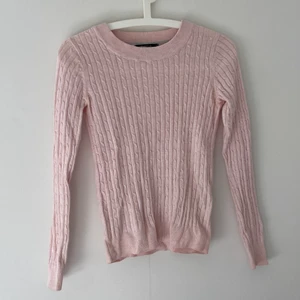 Gina Tricot rosa stickad tröja strl xs  - En fin ljus rosa stickad tröja som är nästintilll ny då den har används 1 gång innan. Storlek är xs men fungerar även som en storlek s. Bara att skriva vid frågor eller mer bilder 