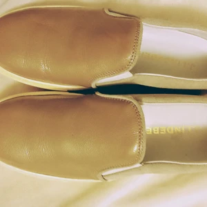 JLindeberg 38 - JLindeberg strl 38, aldrig använda bara provade. Dom är i mocka o skinnlack Nypris 1.199kr  Frakt spårbart 66kr