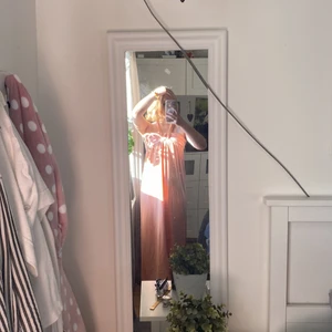 Ripgurl klänning - Inte så gammal klänning, fin, gullig och bra skick. Perfekt sommarklänning då den är luftig och tunn.  Passar bra.  Betalning via Swish. 