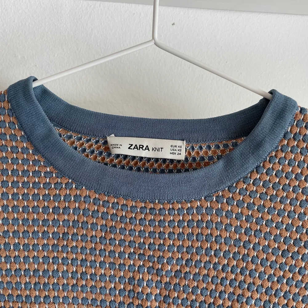Säljer denna tröja från zara, använde ett par gånger, fint skick💕. Tröjor & Koftor.