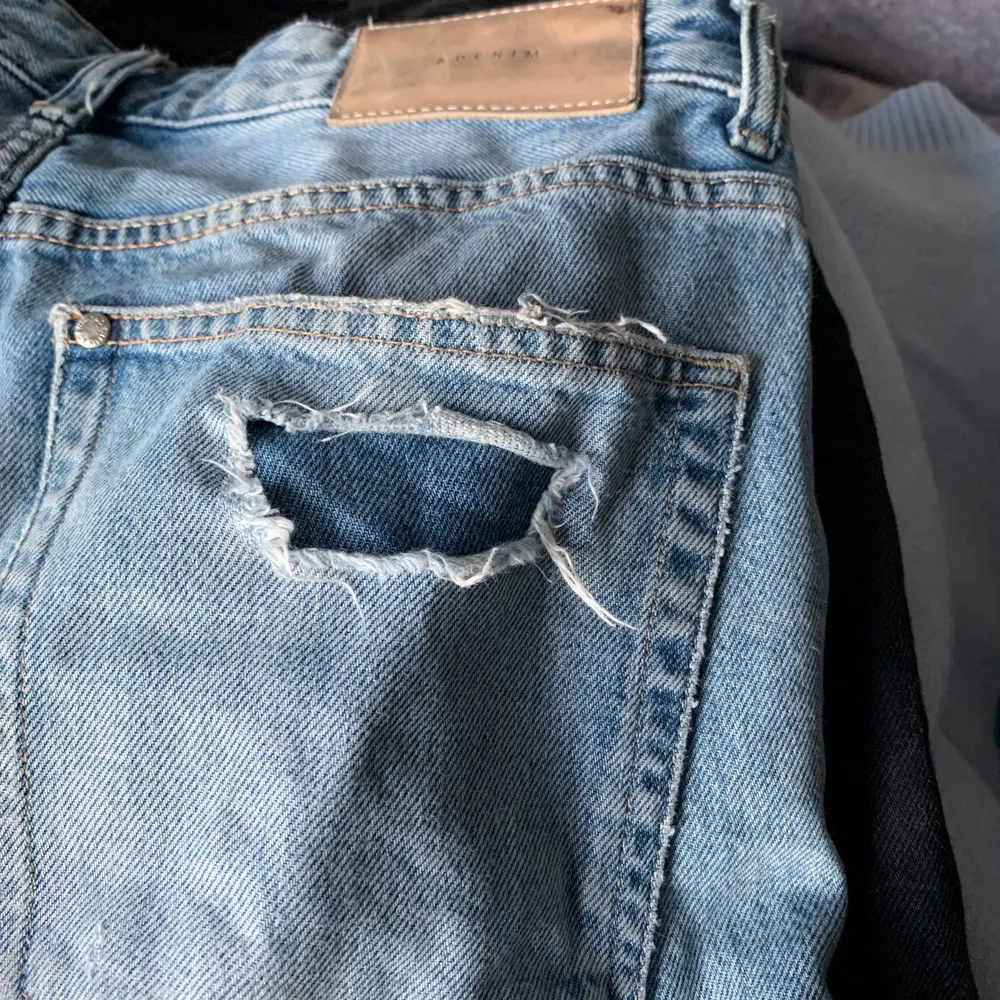 Lowaist/ midwaist boyfriend jeans med slitning! Står storlek 26 och passar mig som är en S, köpare står för frakt<3. Jeans & Byxor.