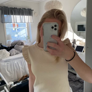 Topp - Säljer denna fina sommar topp från zara. Super fin och passa bra nu till sommaren!! Stl M men passar mig som är XS i vanliga fall. Väldigt bra skick!!!