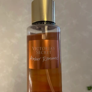 Victoria secret parfym - VS parfym i doften Amber Romance, Jag har endast använt den för test sprut. Bra skick och ej gammal.
