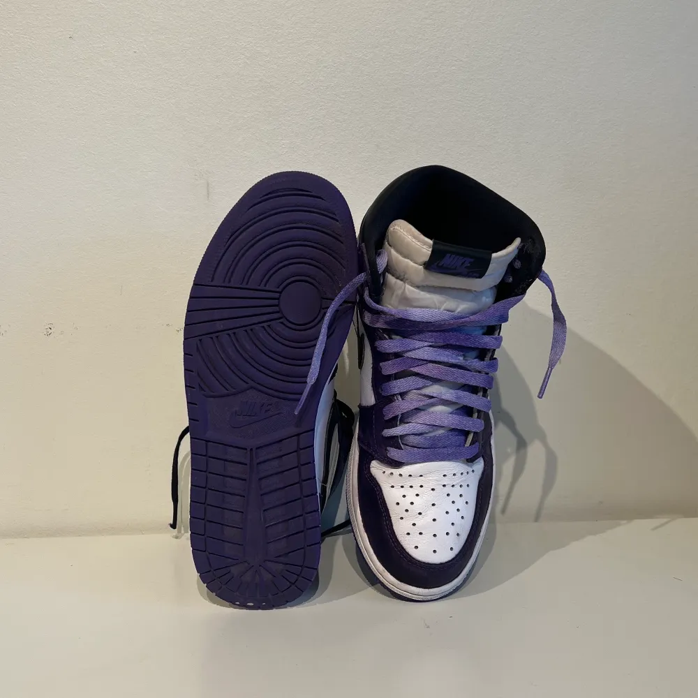 Nike Air Jordan 1 high Court Purple. Säljer pågrund av att jag inte använder dem längre. Två olika skosnören med följer. original boxen är tyvärr slängd. Köpta för 3500kr. Dem är använda men i ganska bra skick (se bilder). . Skor.
