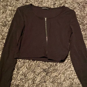 Långärmad tröja med dragkedja SHEIN strl S - Jättefin långärmad tröja från Shein som är använd fåtal gånger. Dragkedja som funkar. Passar även XS. 