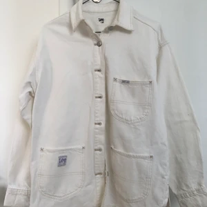 Jeansskjorta från Lee x H&M - Vit jeansskjorta från Lee x H&M i storlek xxs (stor i storleken). Sparsamt använd.