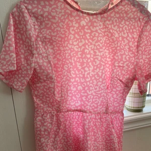 Rosa klänning - Säljer en rosa klänning från shein. Mycket bra skick då den aldrig använts. Skriv vid intresse💕