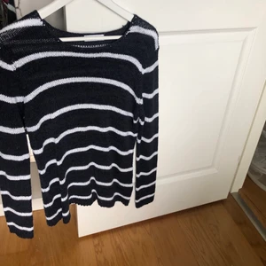 Tröja  - Stickad tröja jag själv aldrig använt men köpte den second hand, men den verkar vara i fint skick. Hör av er vid intresse eller frågor<3