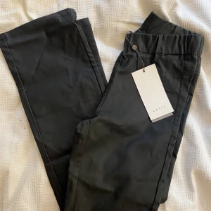 Skinnbyxor, 32 - Helt nya skinnbyxor från kaffe. Världens skönaste byxor🙏🏻 nypris: 599:-🥰
